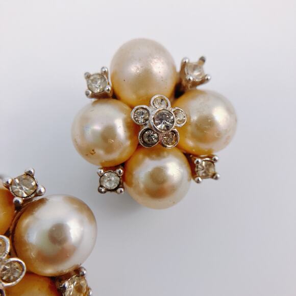 Vintage Signed Marvella Creamy Faux Pearl 50s Mid Century Cluster Clip Earrings - Picture 2 of 7